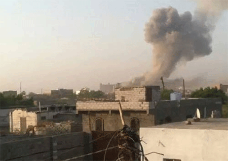 El dimitido primer ministro yemení huye de Adén tras ataques con misiles